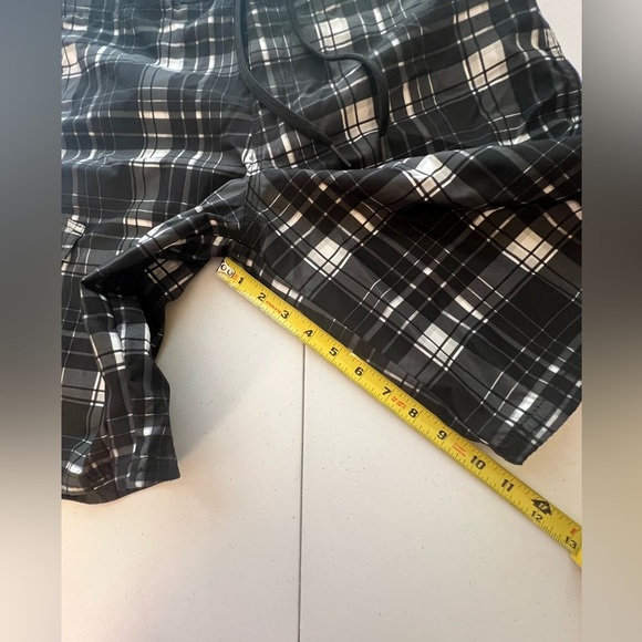 MOSSIMO SUPPLY MENS BLACK/WHITE PLAID HYBRID SWIM TRUNKS. SIZE 34. LIKE NEW - Picture 5 of 7